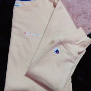 Super cute pastel yellow champion light weight crew neck! Xs but fits like as s